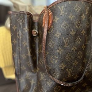 Authentic neverfull Louis Vuitton bag the drawstring strap on one side is broken